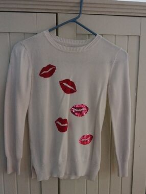 1989 Place White Crewneck Sweater with Pink and Red Lip Motifs